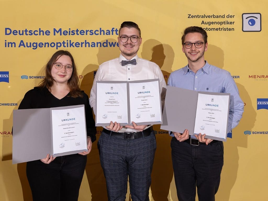 Alexandra Schumann, 2. Bundessiegerin aus Sachsen-Anhalt, Rudolf Amm, Niklas Kühl, 3. Bundessieger aus Schleswig-Holstein auf dem Finale der Deutschen Meisterschaft im Augenoptiker-Handwerk 2023