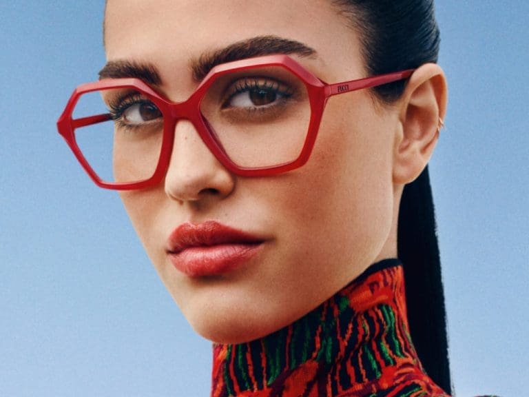 Frau trägt Pucci-Brille von Marcolin