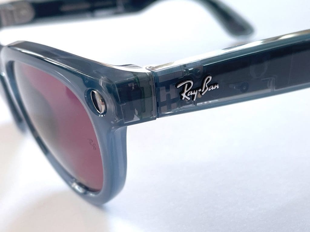 Die Kamera befindet sich in der linken Brillenbacke. Eines der fünf Mikrophone ist im „R“ vom Schriftzug Ray-Ban versteckt.