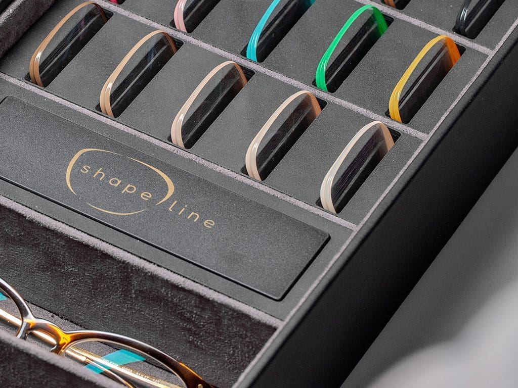 Abb. 7: Zur Unterstützung bei Beratung und Verkauf dient eine hochwertige Box mit bis zu 15 Glasmustern und zwei Musterfassungen.