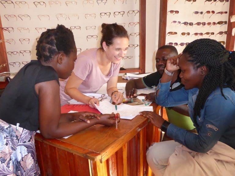 Ehrenamtliche Mitarbeiterin des Entwicklungsdienstes deutscher Augenoptiker EDA e.V. mit Kindern in Afrika