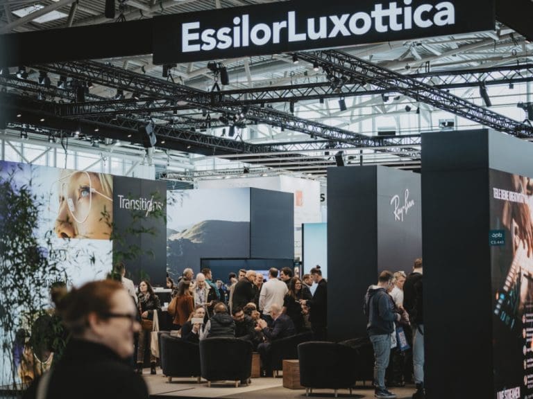 Der Messestand von EssilorLuxottica auf der Opti 2024 in München
