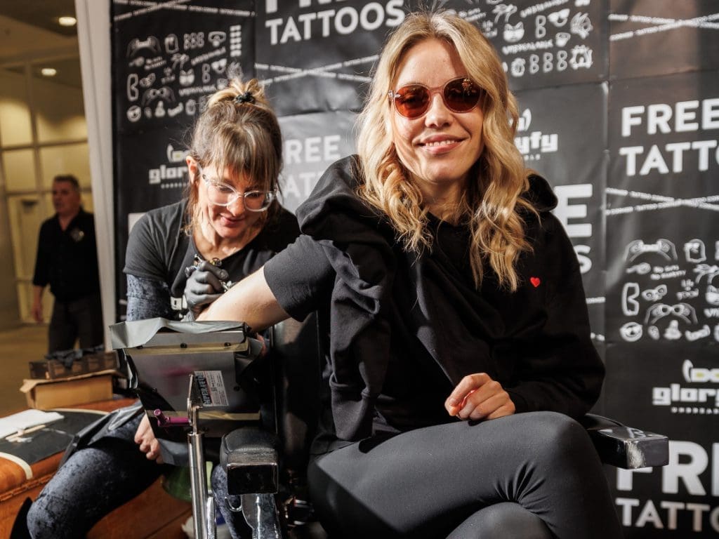 Tattoo-Aktion am Gloryfy-Stand auf der Opti 2024