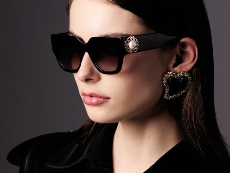 Weibliches Model trägt Safilo/Moschino Eyewear