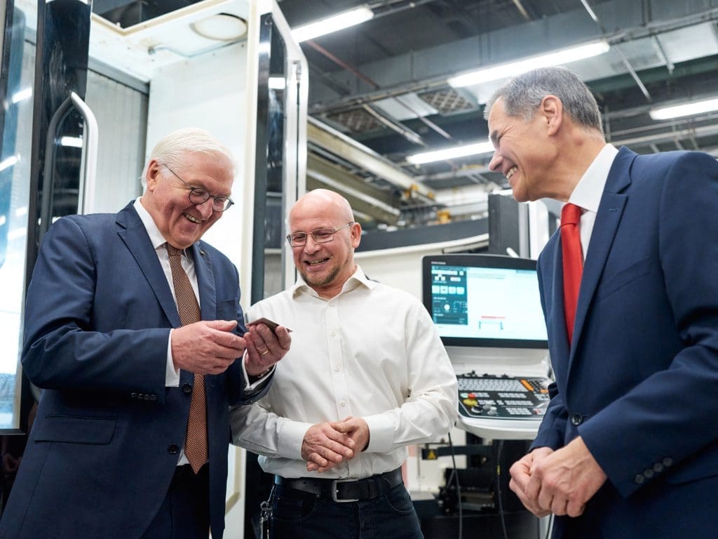 Bundespräsident Frank-Walter Steinmeier, Ronny Schäfer, Leiter der Mechanikfertigung bei Zeiss in Jena, Dr. Karl Lamprecht, Vorstandsvorsitzender der Zeiss-Gruppe