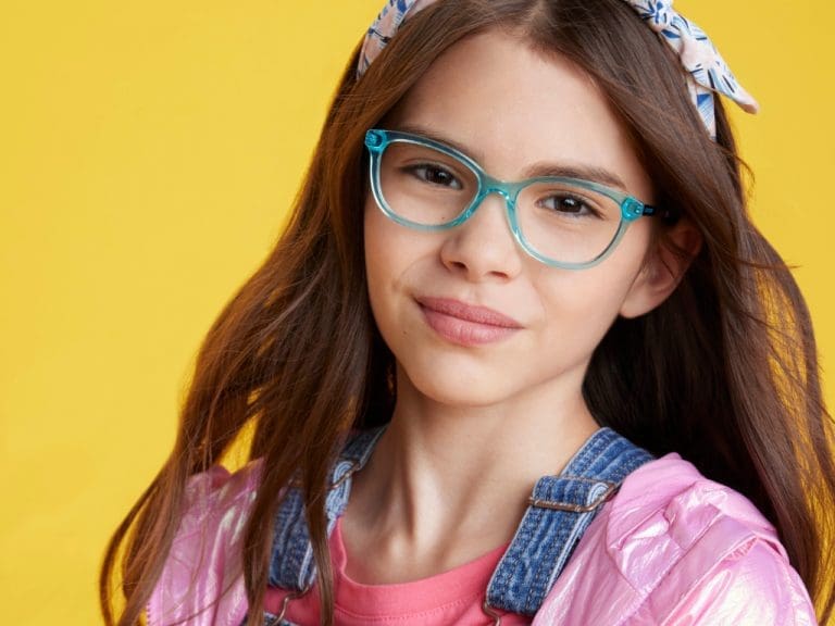 Mädchen trägt Skechers Eyewear-Kinderbrille produziert von Marcolin