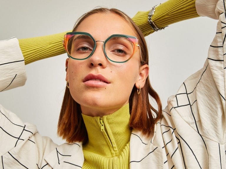 Weibliches Model trägt Brillen-Fassung Sabine 04 von Woodys