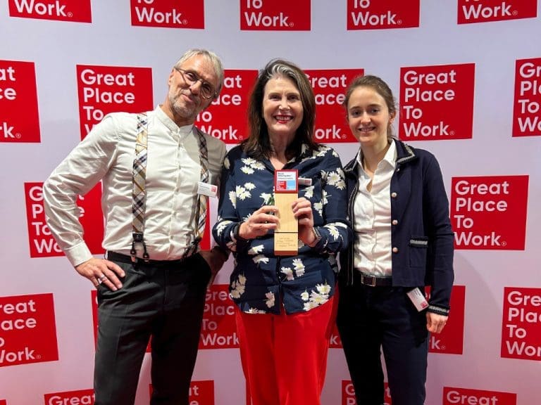 Die Zeiss-Mitarbeiter Judith Beale, Head of Human Resources, Ralf Meschenmoser, Chief Engineer, und Franziska Brasse, Senior Manager Strategy & CEO Office, nahmen die Auszeichnung „Great Place to Work“ bei der Verleihung am 7. März in Bonn entgegen