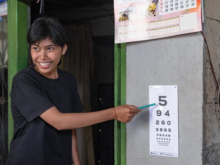 Sehtest für die Müllsammler der Plastic Bank-Organisation in Indonesien