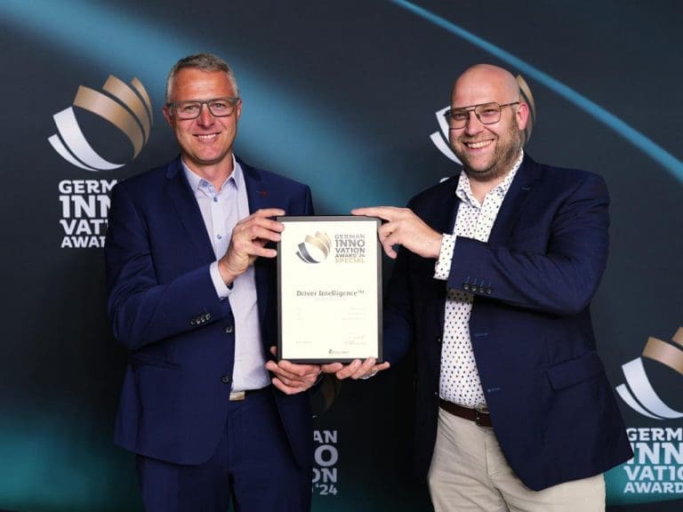 Thomas Leppert, Vertriebsleiter DACH der Shamir Optic GmbH und John Pater, Geschäftsführer der Shamir Optic GmbH, nehmen in Berlin den German Innovation Award 2024 entgegen