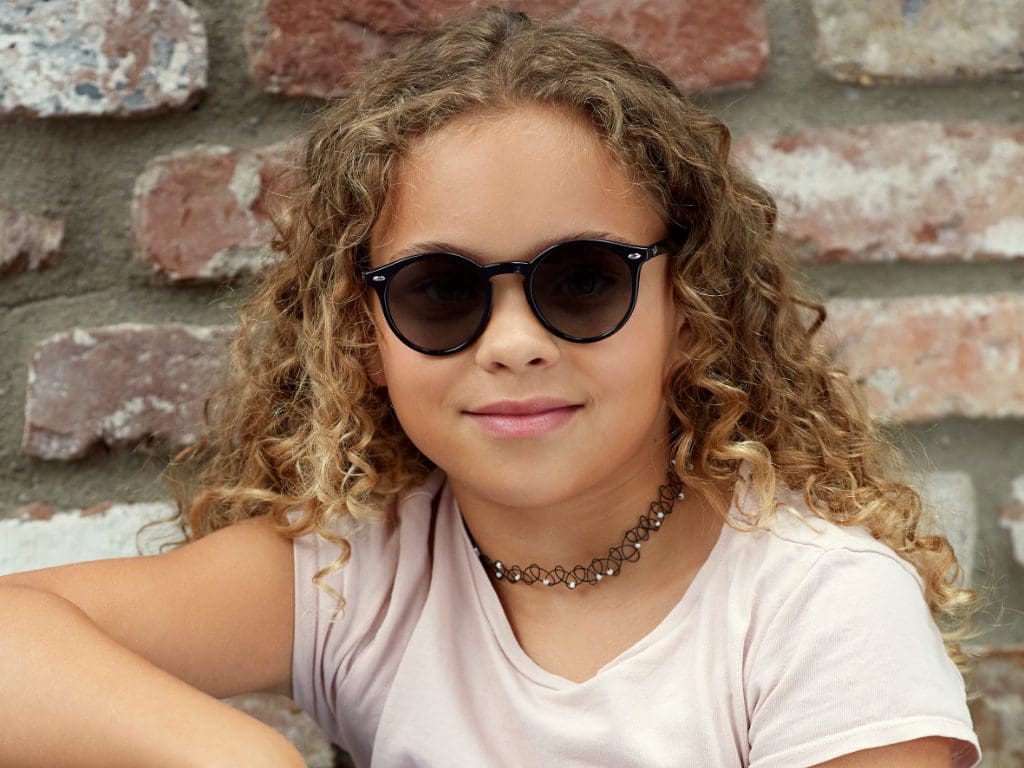 Mädchen trägt Sonnenbrille