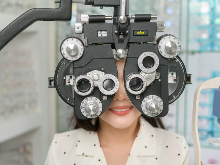 Frau beim Sehcheck am Phoropter