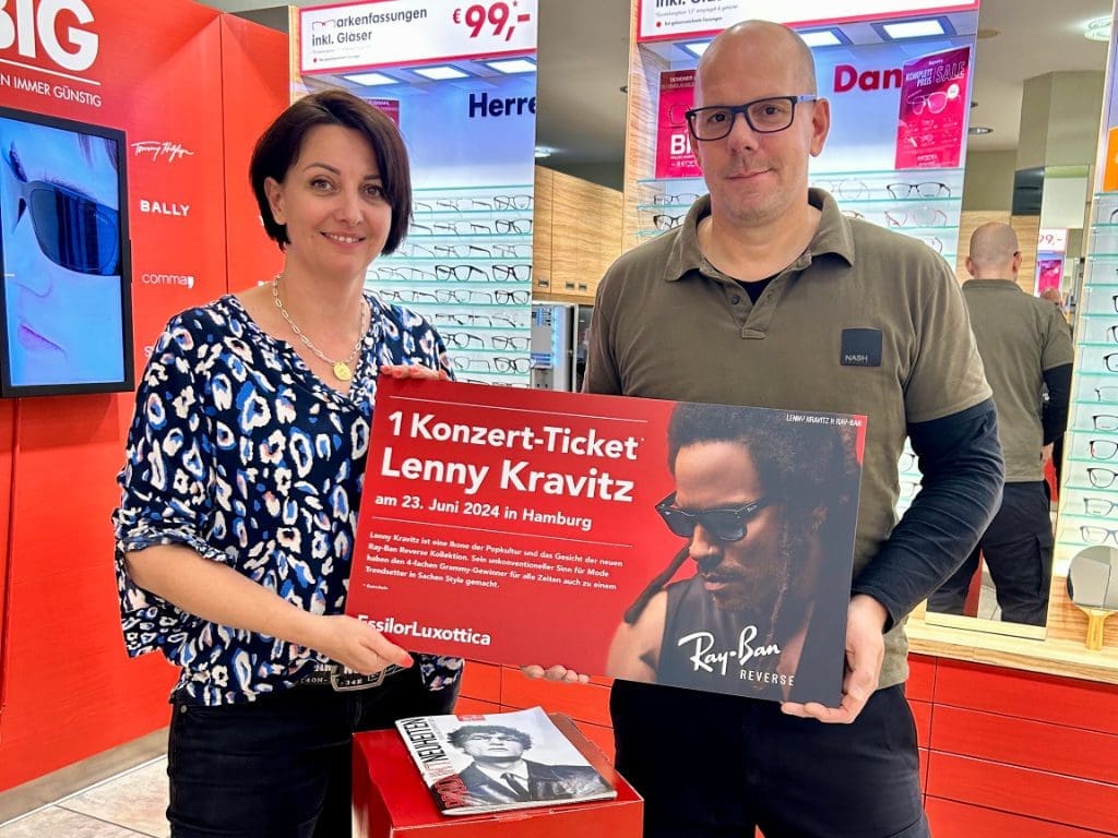 Olga Becker von Demel Optik überreicht die beiden symbolischen Tickets für das Hamburger Lenny Kravitz-Konzert an den glücklichen Gewinner