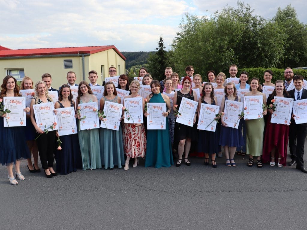 32 neue Augenoptikermeister der FSAO Jena zeigen ihre Abschlusszeignisse