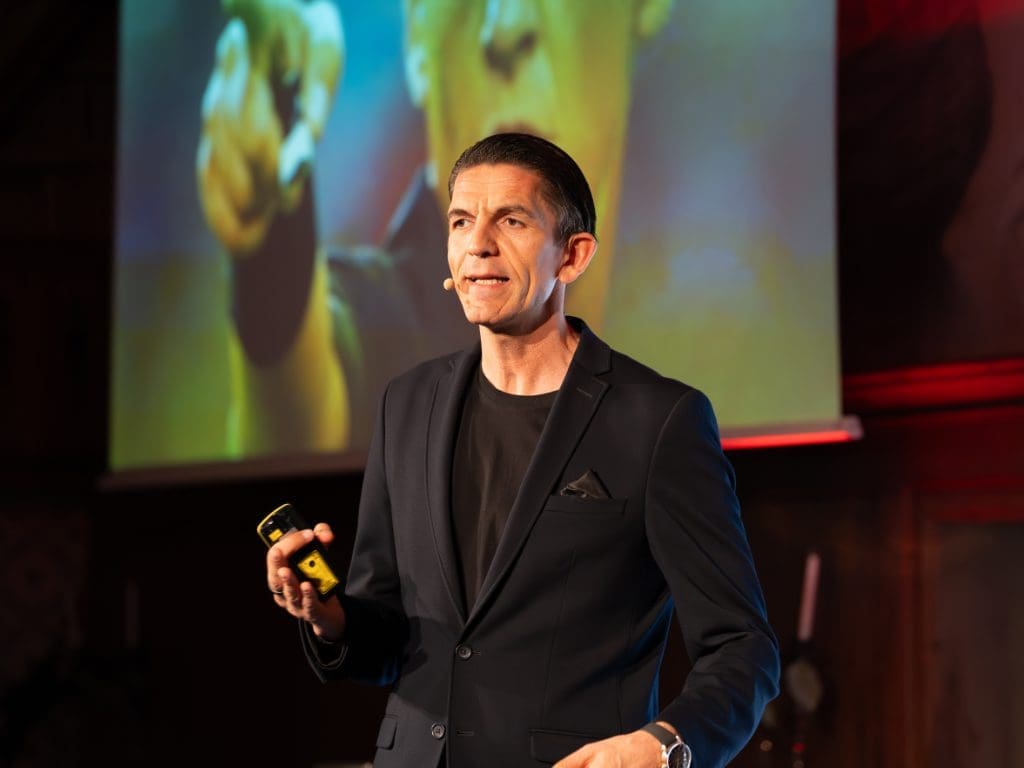 Deniz Aytekin beim Vortrag „Führung mit Wertschätzung“ auf dem IGA Optic Utag 2024