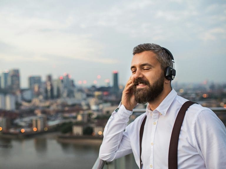 Mann mit geschlossenen Augen hat Kopfhörer auf