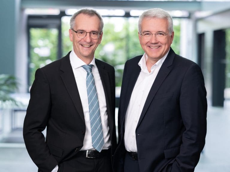 Dr. Dietmar Uttenweiler von Rodenstock mit Thorsten Frieb-Preis von Rohde & Schwarz
