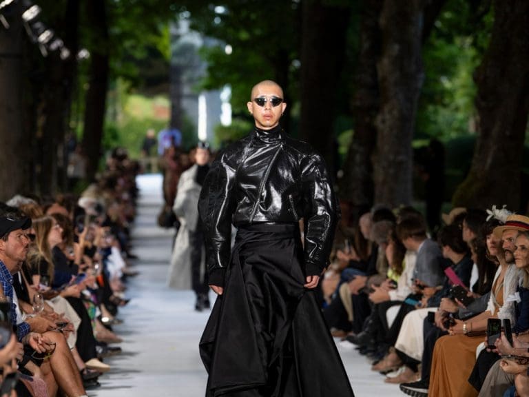 Models auf dem Laufsteg der Modeschule Polimoda tragen neuinterpretierte TMA-Brillen von Silhouette