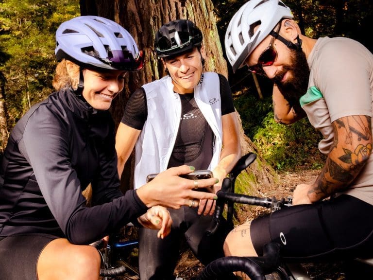 Drei Radfahrer tragen Oakley-Brillen und -Helme