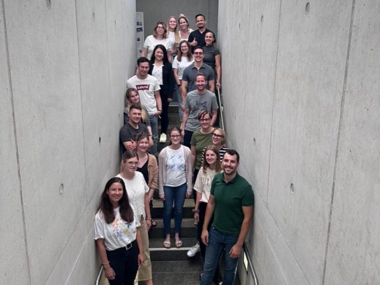 Teilnehmer des Myopie-Management-Moduls der Hochschule Aalen mit den Dozenten Jessica Gruhl (vorne links) und Maximilian Aricochi (vorne rechts)