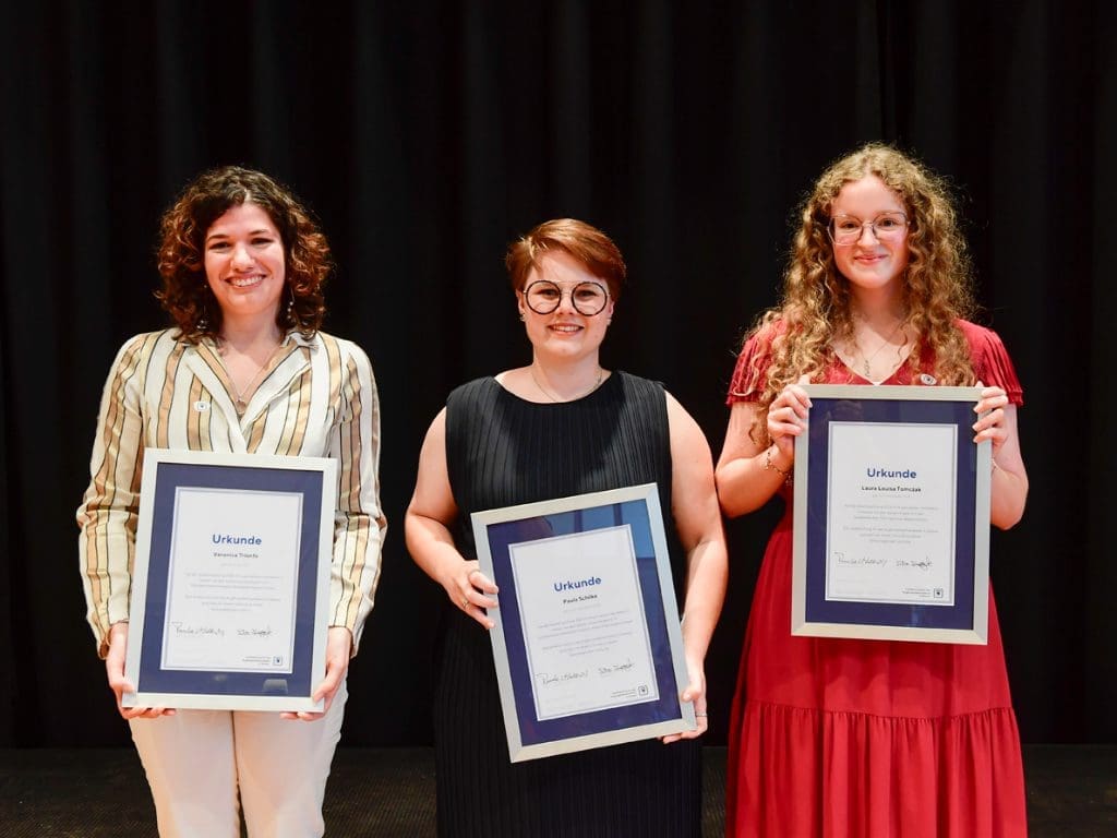 Die drei Prüfungsbesten am Berufsschulstandort Augenoptik-Gesellinnen Hessens von Sommer 2024 des Berufsschulstandortes Frankfurt am Main