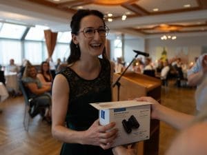 Katja Jakob wird auf der Augenoptik-Freisprechungsfeier in Kassel für ihre besonderen Leistungen ausgezeichnet