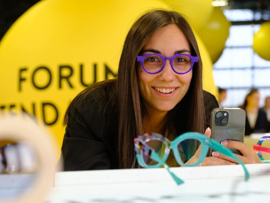 Besucherin trägt Brille auf der Silmo Paris 2023