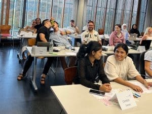 Gute Stimmung im Vorlesungsraum der Aalener Optometrie-Masterstudierenden