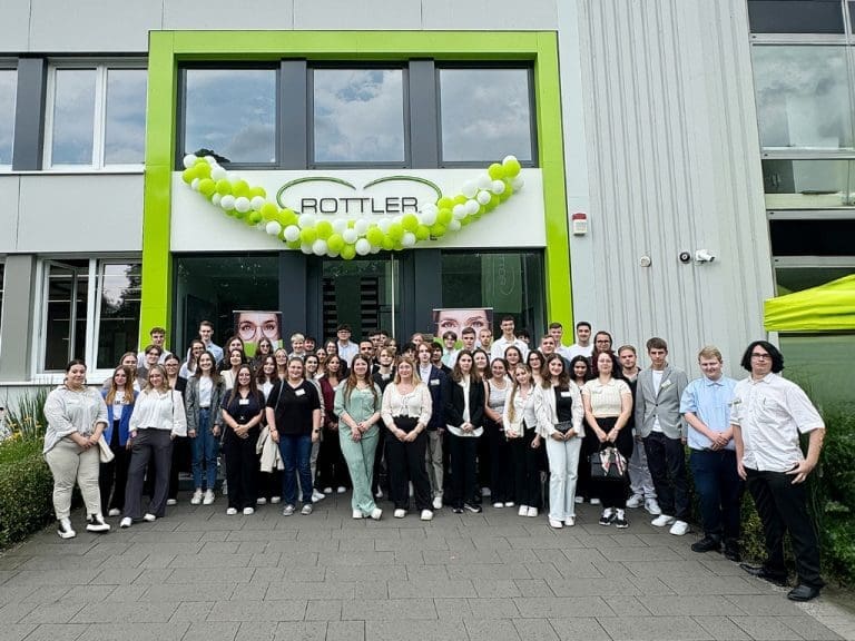 Gruppenbild der neuen Rottler-Azubis im August 2024 in der Firmenzentrale in Neheim