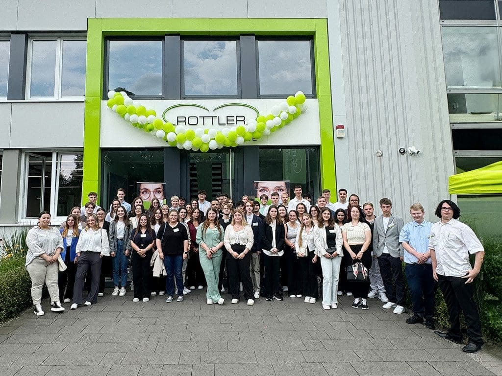 Gruppenbild der neuen Rottler-Azubis im August 2024 in der Firmenzentrale in Neheim