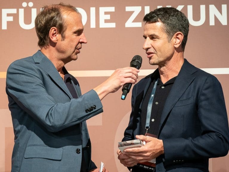 Thomas Mühlberg (rechts), Senior Professional Services Trainer DACH bei Bausch + Lomb, im Gespräch mit Thorsten Knippertz von ntv, dem Moderator des Deutschen Gesundheits-Awards 2024.