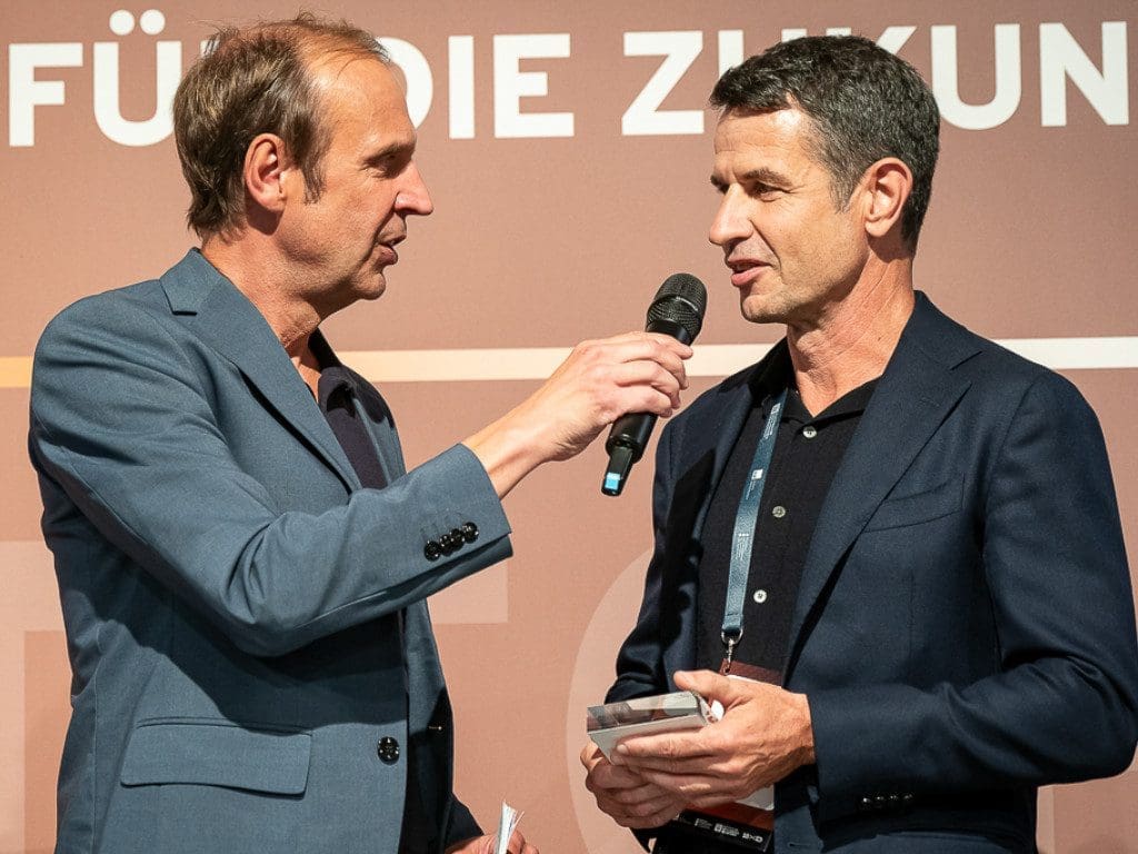 Thomas Mühlberg (rechts), Senior Professional Services Trainer DACH bei Bausch + Lomb, im Gespräch mit Thorsten Knippertz von ntv, dem Moderator des Deutschen Gesundheits-Awards 2024.