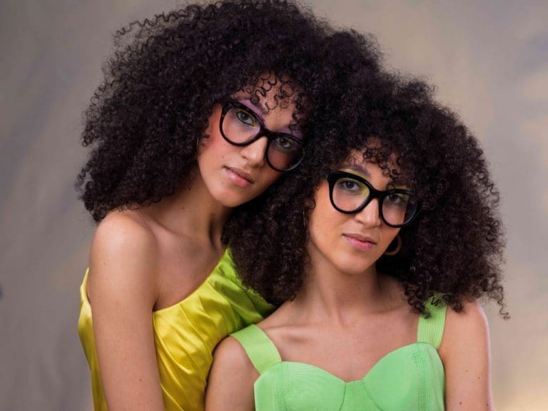 tragen Yalea-Brillen von De Rigo