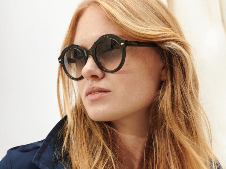 Weibliches Model trägt Hechter Paris-Sonnenbrille von MPG