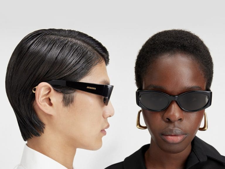 Zwei Modelle aus der Sonnenbrillen-Kollektion von Jacquemus