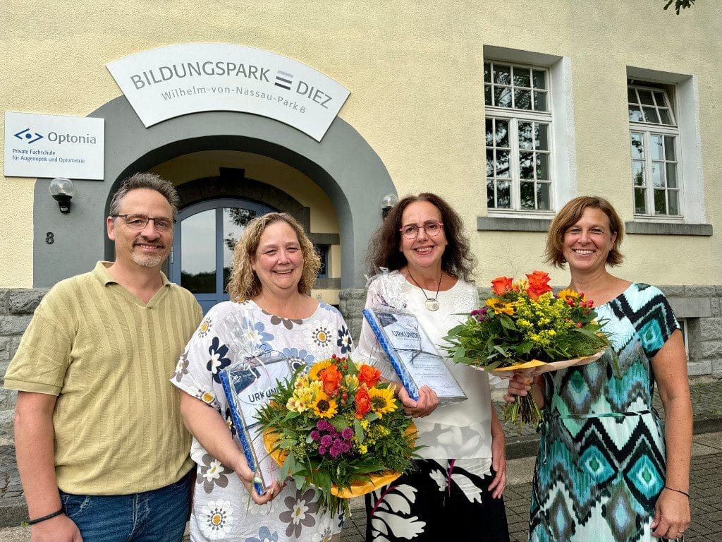 Geschäftsführer Holger Werner, Prokuristin Iris Schoppa und die beiden Lehrkräfte Sabine Dröge und Alexandra Schmidt (alle Optonia)
