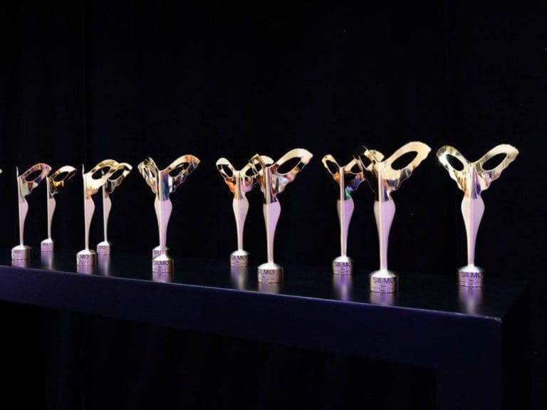 Die Silmo d'Or-Trophäen, eine Kombination aus einer geflügelten Silhouette und einer Brille