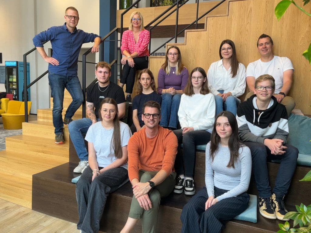 Die Geschäftsleitung der Viehoff Gruppe Johannes Kleikamp (links), Daniela Steinkämper (oben) und Manuel Emmerich (Mitte vorn) mit Hannah Rojahn und Johannes Mai aus der Personalabteilung (dritte Reihe rechts) mit sieben Auszubildenden auf dem Azubi Welcome Day 2024