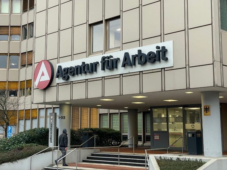 Eingang eines Gebäudes der Agentur für Arbeit