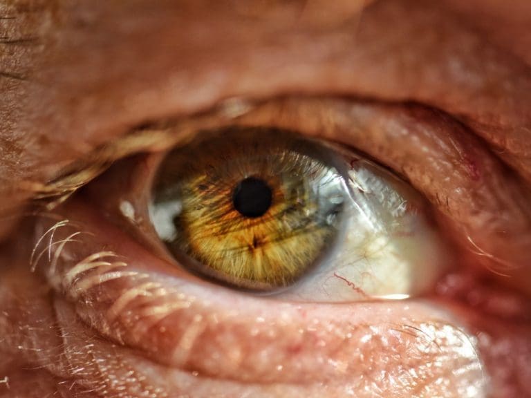 Nahaufnahme vom Auge eines älteren Mannes