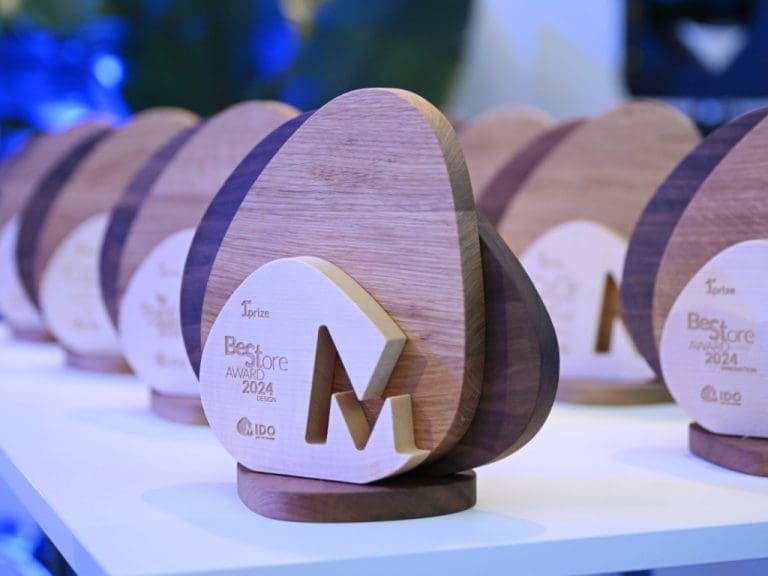 Trophäe zum Best Store Award der Mido 2024
