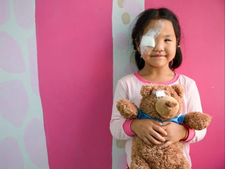 Buyandeleger, 5-jähriges Mädchen, das mit einem grauen Star im rechten Auge geboren wurde.