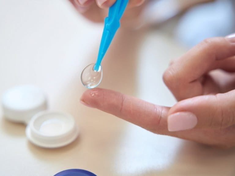 Kontaktlinsenbehälter und -linse