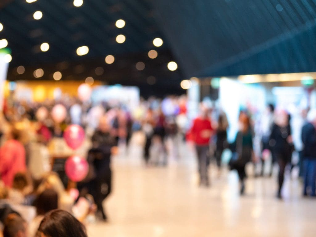 Unscharfe Menschenmenge auf einer Messe