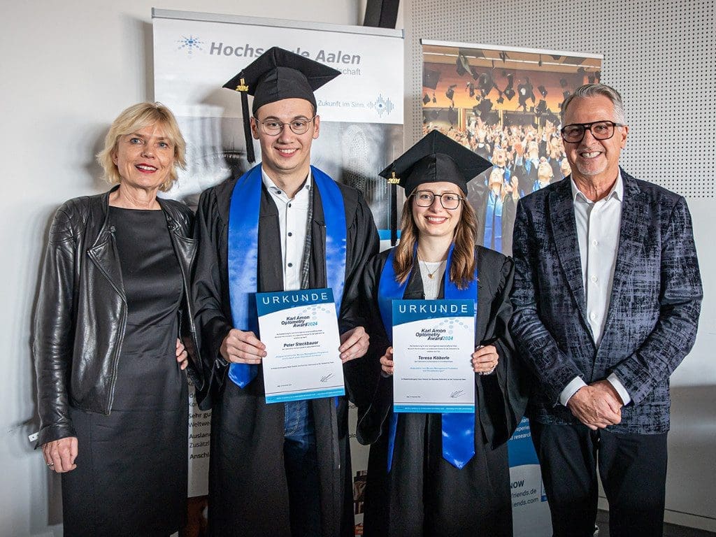 Die Preisträger des Karl Amon Optometry Award 2024 Teresa Köberle und Peter Steckbauer mit Karl Amon (r.) und der Studiengangsleiterin Prof. Dr. Anna Nagl (l.)