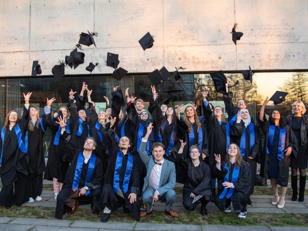 Hütewerfen an der Hochschule Aalen von den graduierten Augenoptikern/Optometristen 