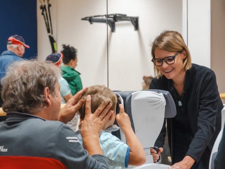 Oculus-Mitarbeiterin beim Augen-Screening mit einem Teilnehmer des 22. Deutschen Down-Sportlerfestivals in Wetzlar