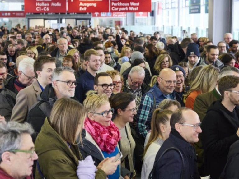 Besucherandrang am Eingang der Opti-Messe 2024