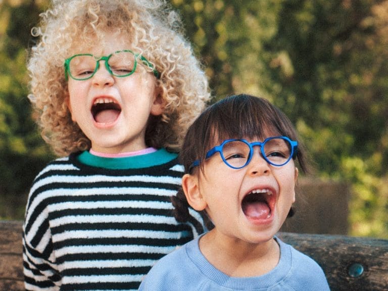 Kinder mit Brille rufen