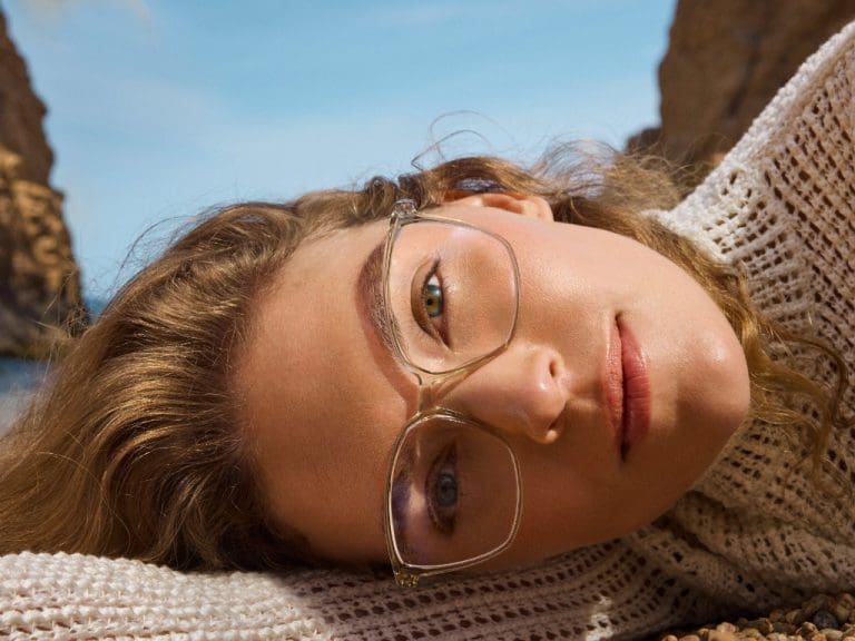 Arizona Muse trägt Brille von Silhouette in der „The World We Want to See“-Kampagne.